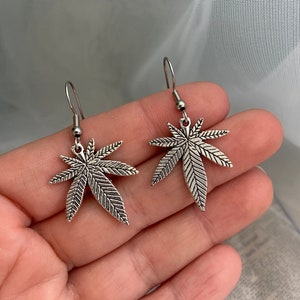 Boucles d'oreilles feuille de marijuana en argent - Breloques plaquées argent, crochets en acier inoxydable