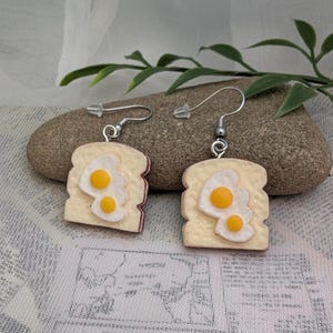 Boucles d'oreilles œuf sur toast - breloques en plastique sur crochets en acier inoxydable hypoallergénique