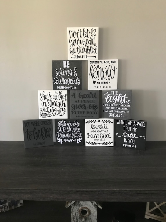 FoDuoDuo Cartello in legno con dedica della Bibbia Loved Beyond Measure, regalo per l'inaugurazione della casa, decorazione per la casa, decorazione per soggiorno, regali cristiani, cartello da