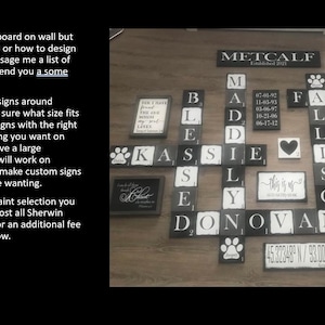 Op de afbeelding: Scrabble muurkunst met zwart-witte tegels die namen en het woord FAMILY spellen. Bevat een hart, pootafdrukken en een bord met co&ouml;rdinaten. Het woord METCALF staat bovenaan.