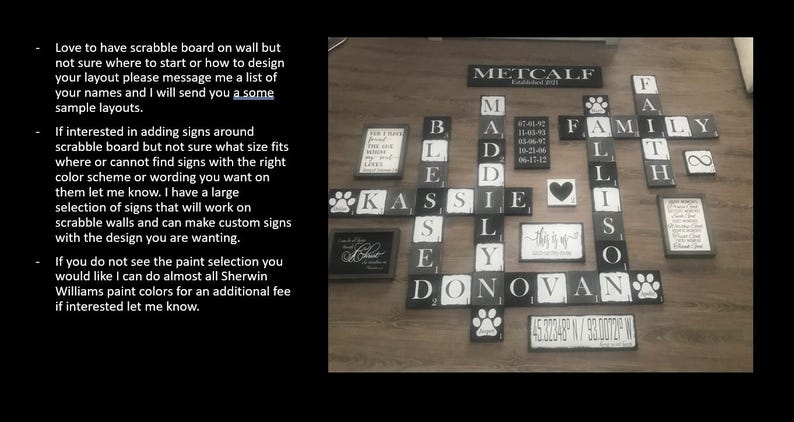 Op de afbeelding: Scrabble muurkunst met zwart-witte tegels die namen en het woord FAMILY spellen. Bevat een hart, pootafdrukken en een bord met co&ouml;rdinaten. Het woord METCALF staat bovenaan.