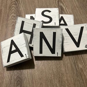 Anpassade Scrabble-väggbokstäver, efternamnsplattor, träkorsord
