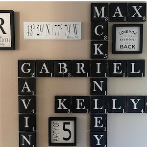 Pared de Scrabble en blanco y negro, letras pintadas, decoración de pared familiar combinada, abuelos, nombres de niños, pared familiar, nombres de crucigramas, regalo de mamá