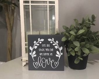 Letrero rústico con versículo bíblico, decoración para estantes de estilo granja, versículo bíblico "Que todo lo que hagan sea hecho con amor".