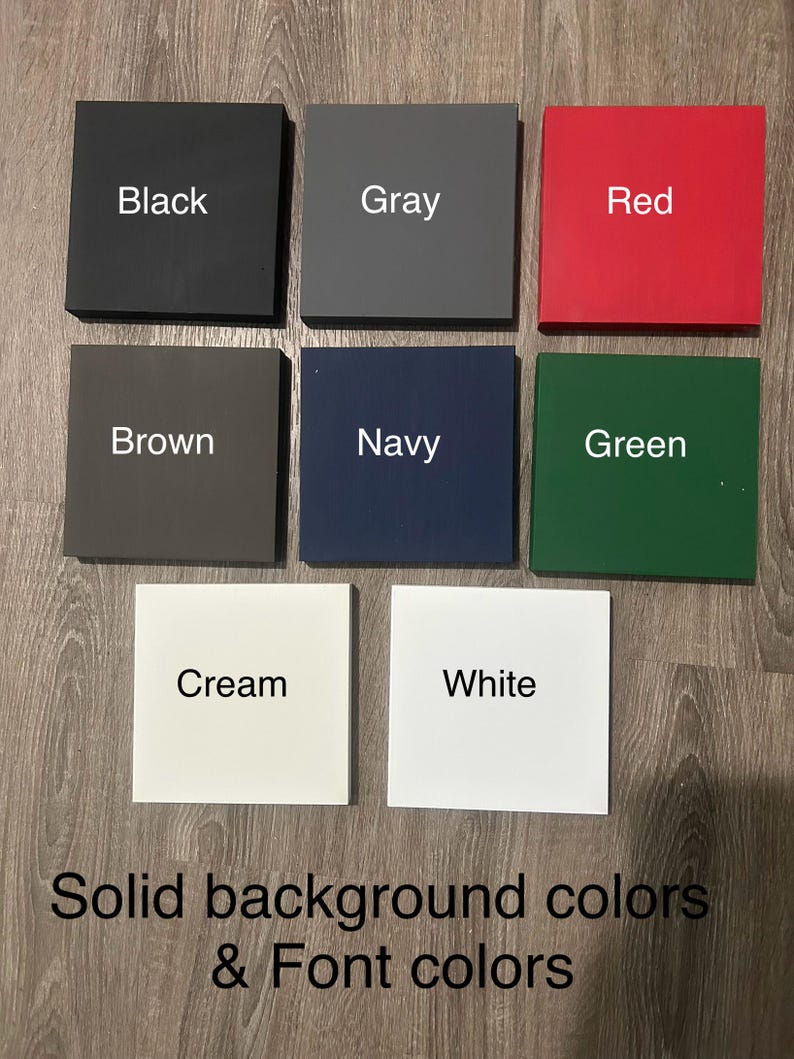 Op de afbeelding: Een verzameling vierkante kleurstalen in zwart, grijs, rood, bruin, marineblauw, groen, cr&egrave;me en wit. Elke staal heeft een bijbehorende kleurnaam in witte tekst. De afbeelding bevat ook de tekst "Effen achtergrondkleuren & letterkleuren."