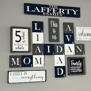 Letras de pared de scrabble multicolores, pared de crucigramas, pared de nombres de familia, pared familiar personalizada, regalo del día de la madre, letrero de pared con nombres de niños