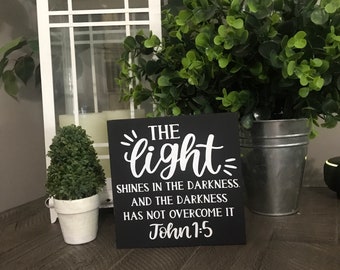 Letrero de madera con versículo bíblico de Juan 1:5, decoración con versículo bíblico