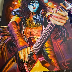 Könnte beinhalten: Ein Gemälde eines Musikers, der Gitarre spielt. Der Musiker trägt eine schwarze Lederjacke mit einem gefiederten Kragen und hat schwarz-weißes Gesichtsbemalung. Die Gitarre ist braun mit einem schwarzen Schlagbrett und hat einen roten und gelben Hintergrund.