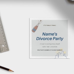 Puede incluir: Una tarjeta de invitación de color gris claro con una ilustración azul y blanca de una botella de champán que se abre. El texto "It's Finally Final!" está en la parte superior de la tarjeta. El texto "Name's Divorce Party" está en un tamaño de fuente más grande debajo de la ilustración. El texto "A toast to exciting times ahead!" está debajo del nombre de la fiesta. El texto "DATE | TIME | LOCATION" está debajo del brindis. El texto "RSVP with name at phone number" está debajo de la fecha, la hora y la ubicación. La parte inferior de la tarjeta tiene una ilustración azul y blanca de un horizonte urbano.