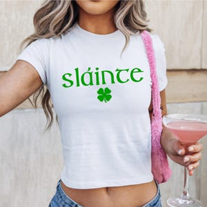 Camiseta irlandesa para bebé Sláinte - Camiseta del día de San Patricio - Top corto vintage Y2K - Camiseta con brindis irlandés - Camiseta gaélica divertida - Camiseta de fiesta retro de moda, irlandesa