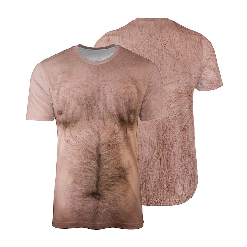 Puede incluir: Una camiseta novedosa con una impresi&oacute;n realista de un pecho y torso peludos. La camiseta de manga corta es de color canela con una representaci&oacute;n detallada del vello corporal, los pezones y los tonos de piel. La parte posterior de la camiseta tambi&eacute;n tiene un dise&ntilde;o peludo.