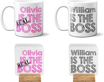 Juego de 2 para él y para ella, el verdadero jefe, broma divertida y novedosa, taza de té de café personalizada, regalo, taza de cerámica de 11oz y opción de juego de posavasos