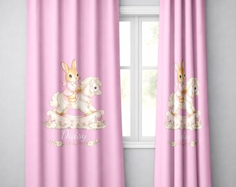 Cortinas personalizadas de conejito rosa y caballito mecedora con nombre y color personalizados para la habitación de la bebé. Decoración de recuerdo para el dormitorio de niña.