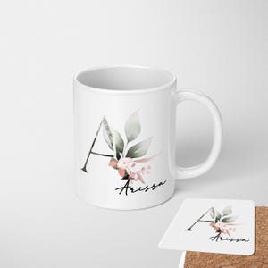 Personaliza tu nombre personalizado con un suave rubor botánico, inicial, monograma, letra, regalo para té y café, taza de cerámica de 11 oz + opción de posavasos