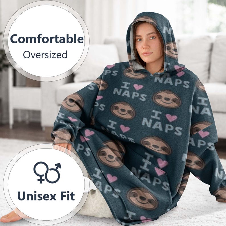 Puede incluir: Una manta con capucha de gran tama&ntilde;o de color verde azulado con un estampado de perezosos y corazones, y el texto "I ❤️ NAPS". La manta est&aacute; etiquetada como "Comfortable Oversized" y "Unisex Fit".