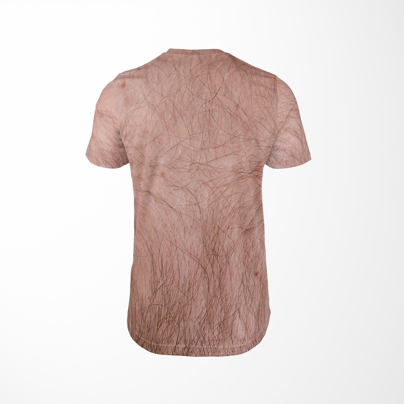Puede incluir: Una camiseta de manga corta con una impresi&oacute;n realista de vello humano en el pecho y la espalda. La camiseta es de color piel claro con vello marr&oacute;n, y el dise&ntilde;o cubre toda la parte delantera y trasera de la camiseta.