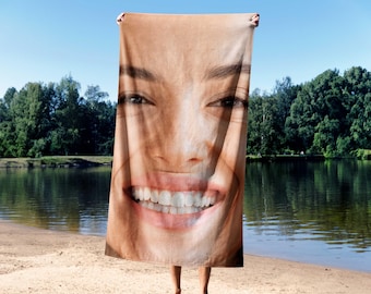Toalla personalizada con zoom facial: sube tu foto para un primer plano de tu rostro. Divertido regalo personalizado para el baño o la playa, ideal para amigos, familiares, niños, adolescentes o adultos.