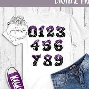 Könnte beinhalten: Handgefertigtes Holzschild mit dem Wort "Welcome" in verspielter Schrift. Es hat einen weißen, abgenutzten Hintergrund und einen dunkel gebeizten Holzrahmen, passend für eine Eingangstür oder einen Flur.