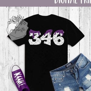 Può includere: Un design digitale che presenta il numero 346 in uno stile di vernice viola che cola. Il design è mostrato su una maglietta nera e come grafica separata. Sono inclusi file SVG, PNG e JPEG.