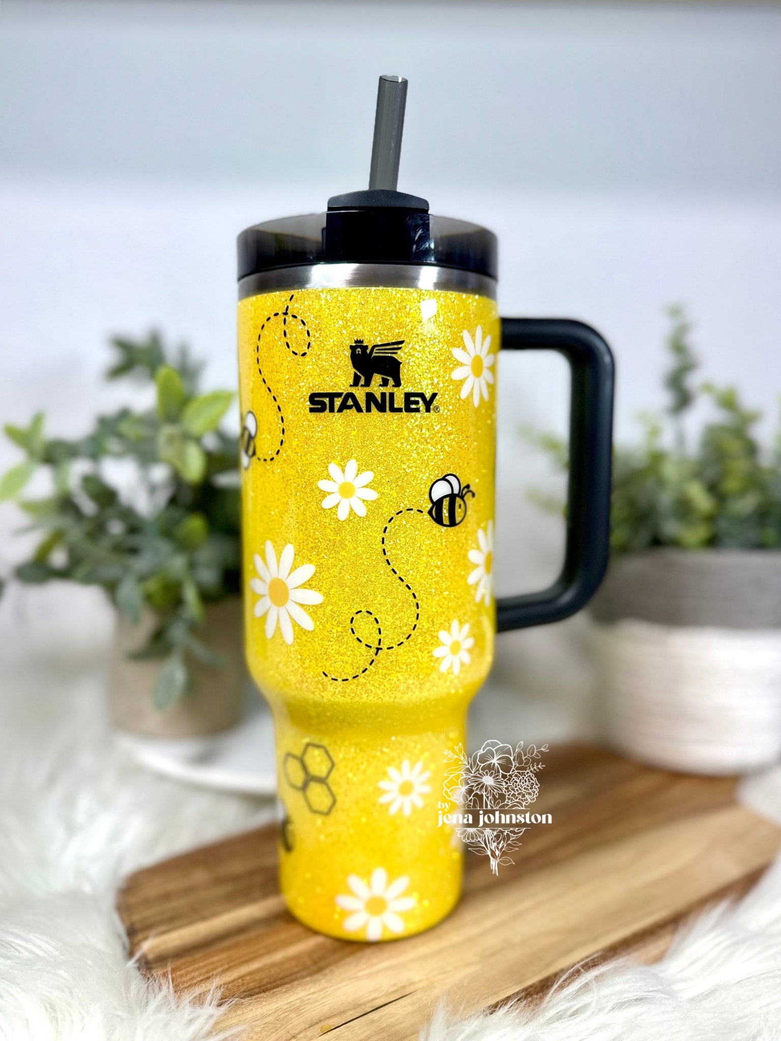 Daisies and bees tumbler, summer yellow, glitter epoxy tumbler. Floral. Stanley. Simple modern.