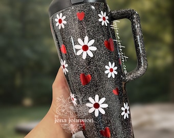 Ready To Ship. 40oz Owala Freesip Tumbler. Valentine daisies & hearts tumbler. Black glitter. Red hearts. Valentines Day