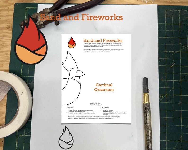 K&ouml;nnte beinhalten: Ein druckbares Muster f&uuml;r einen Kardinal-Anh&auml;nger mit Anweisungen zum Erstellen eines Glasobjekts mit der "Sand and Fireworks"-Methode. Das Muster ist in Schwarz auf wei&szlig;em Hintergrund umrandet. Der Text "Sand and Fireworks" und "Cardinal Ornament" ist orange.