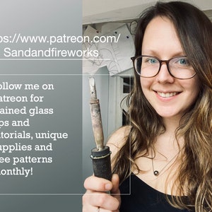 K&ouml;nnte beinhalten: Eine Frau mit Brille h&auml;lt einen L&ouml;tkolben in der Hand. Auf der linken Seite des Bildes steht der Text "https://www.patreon.com/Sandandfireworks Follow me on Patreon for stained glass tips and tutorials, unique supplies and free patterns monthly!"