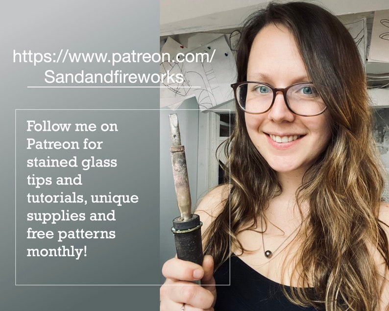 K&ouml;nnte beinhalten: Eine Frau mit Brille h&auml;lt einen L&ouml;tkolben in der Hand. Auf der linken Seite des Bildes steht der Text "https://www.patreon.com/Sandandfireworks Follow me on Patreon for stained glass tips and tutorials, unique supplies and free patterns monthly!"
