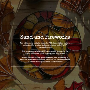 K&ouml;nnte beinhalten: Ein Buntglasmusterdesign mit dem Titel "Sand and Fireworks" in einem rot-gelb-orangenen Farbschema. Der Text besagt, dass der digitale Download f&uuml;r eine Hobby- und kommerzielle Lizenz f&uuml;r das aus dem Muster erstellte Kunstwerk bestimmt ist. Das Muster ist f&uuml;r den Druck auf Papier im Format 8,5 x 11 Zoll optimiert.