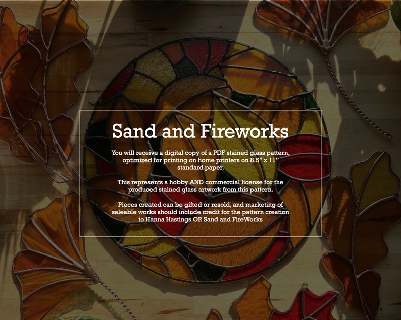 K&ouml;nnte beinhalten: Ein Buntglasmusterdesign mit dem Titel "Sand and Fireworks" in einem rot-gelb-orangenen Farbschema. Der Text besagt, dass der digitale Download f&uuml;r eine Hobby- und kommerzielle Lizenz f&uuml;r das aus dem Muster erstellte Kunstwerk bestimmt ist. Das Muster ist f&uuml;r den Druck auf Papier im Format 8,5 x 11 Zoll optimiert.