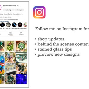 K&ouml;nnte beinhalten: Instagram-Profil von sandandfireworks, einer Glask&uuml;nstlerin. Das Profil zeigt ein Raster mit 12 Bildern, die farbenfrohe Glaspflanzen-Designs pr&auml;sentieren. Der Text auf dem Profil lautet "Hanna Hastings - Moderne Glask&uuml;nstlerin" und "Ich f&uuml;lle meine Welt mit Glaspflanzen".