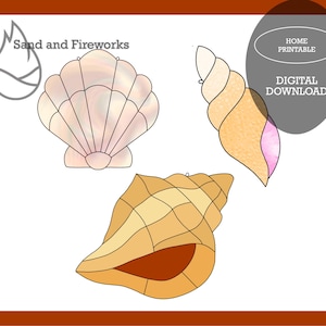 以下が含まれることがあります： ベージュ、ピンク、タンの色合いの3つの貝殻のデザインのデジタルダウンロード。画像には、ホタテ貝、スパイラルシェル、コンクシェルが含まれています。「Sand and Fireworks」と「Home Printable」の文字も表示されています。