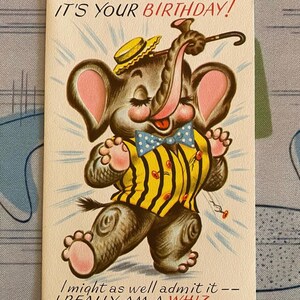 Usted elige una tarjeta de cumpleaños vintage niños cachorro de elefante antropomórfico