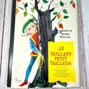 Op de afbeelding: Een vintage kinderboekomslag met een gele achtergrond en de titel "LE VAILLANT PETIT TAILLEUR" in zwarte tekst. De omslag toont een illustratie van een jonge jongen in een rood-blauwe outfit die achter een boom staat. Het boek is vertaald door Michèle Halverson.