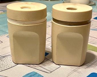 Agitatori di sale e pepe tupperware vintage che ruotano coperchio 1471