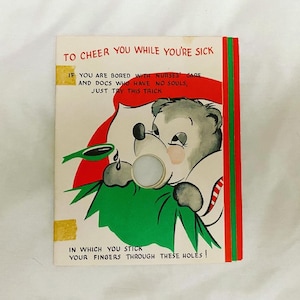 Cartão vintage de melhoras logo com furos para os dedos kitsch antropomórfico mcm efêmera doença cirurgia animais urso gato