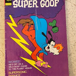 Może przedstawiać: Komiks Walt Disney Super Goof w stylu vintage. Okładka przedstawia Goofy'ego w czerwonym stroju i niebieskiej pelerynie na żółtej błyskawicy na fioletowym tle. Tekst zawiera "WOWEE!" i "SUPERSONIC SERVICE".