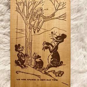 Cartolina in legno vintage degli anni '40 bloccata in un albero da orsi affamati
