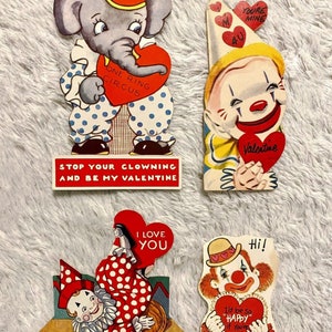 Tarjetas lindas kitsch de payasos de circo, animales antropomórficos vintage para San Valentín