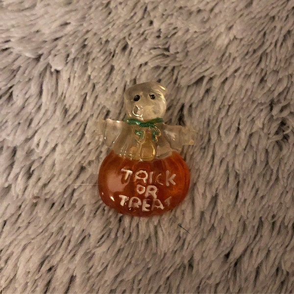 Petit fantôme vintage dans un tour de citrouille ou une friandise Halloween Pin Kitsch Anthropomorphique