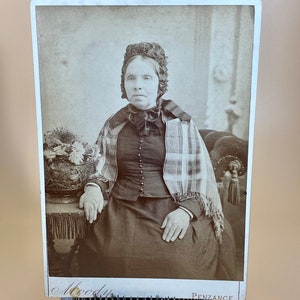 Armário Antiguidade Cartão Fotografia Mulher Retrato Cornualha Penzance Inglaterra Ino Moody Junk Journal Coisas efêmeras