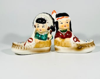 Vintage nativo americano y mocasines saleros y pimenteros