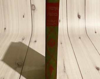 Peut inclure: Un livre vert avec le titre "Christmas Stories" de Charles Dickens sur le dos. Le livre fait partie de la série "Everyman's Library".