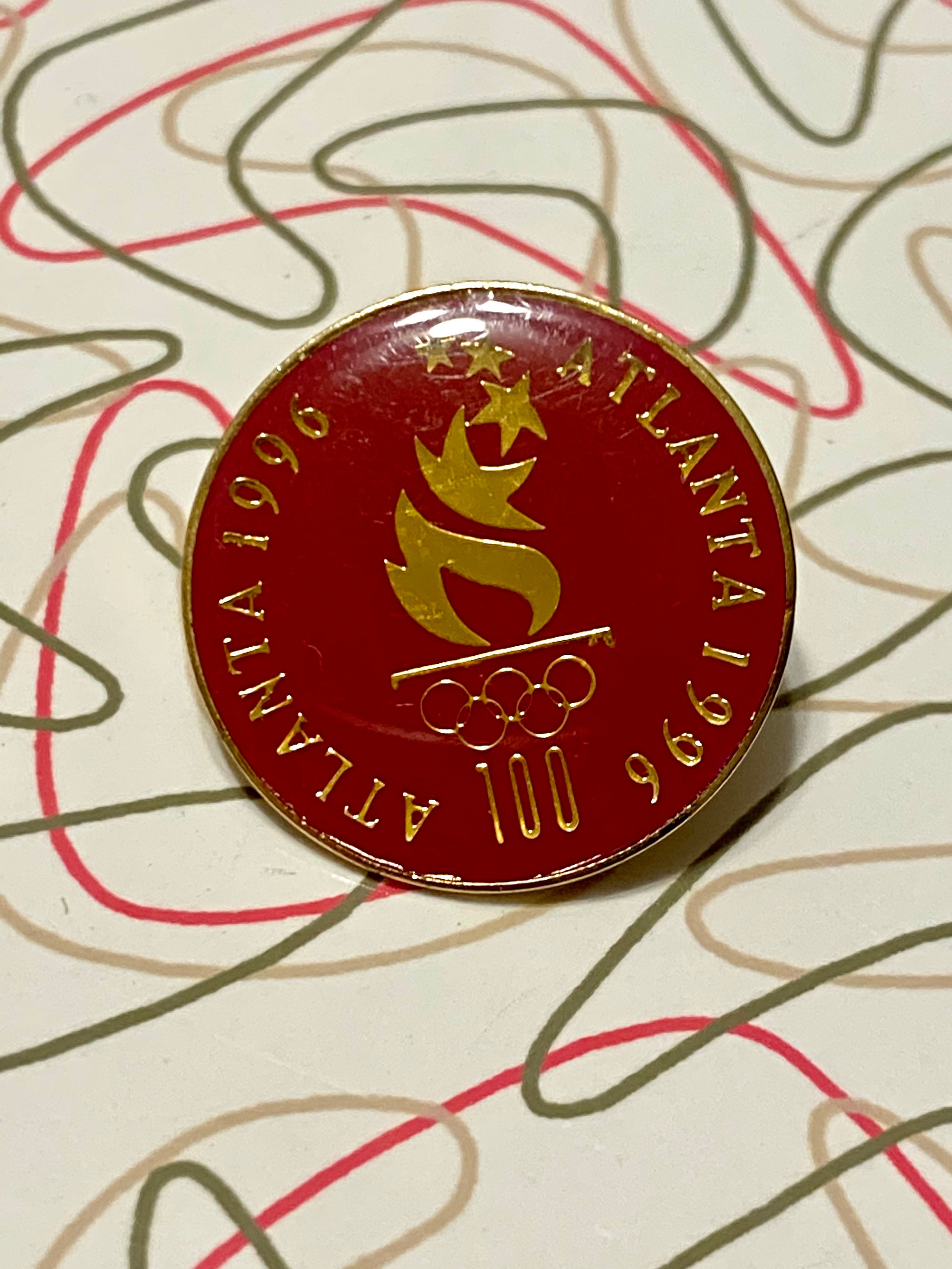 Pin’s Olympique Atlanta 1996 – Team USA – 100 Ans Des Jeux – Rare Collector