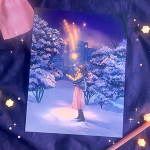 Puede incluir: Una ilustración digital de una mujer con un vestido rosa y una chaqueta blanca de pie en una escena de ciudad nevada. La mujer sostiene un orbe brillante en su mano. El fondo presenta edificios, árboles y fuegos artificiales en el cielo.