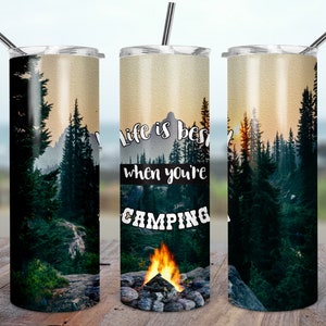 Acampamento 20oz Skinny Tumbler 2 MODELOS montanhas floresta acampamento fogo a vida é o melhor design de sublimação de acampamento adicionar nome texto personalizar