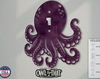 Könnte beinhalten: Ein lilafarbener Lichtschalter-Abdeckung in Form eines Kraken mit einem weißen Lichtschalter in der Mitte. Die Abdeckung ist aus Acryl und hat eine glänzende Oberfläche. Der Text "OWL TOP THAT" ist unter der Abdeckung gedruckt.