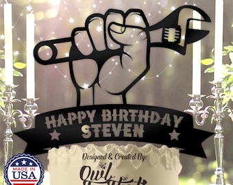 Peut inclure: Décor de gâteau en silhouette noire représentant une main tenant une clé à molette avec le texte "Happy Birthday Steven" et "Designed & Created By: Owl Topthat! Personalized Cake Toppers."