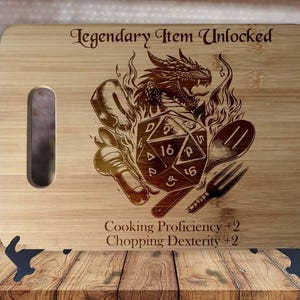 以下が含まれることがあります： ドラゴンとサイコロが刻まれた茶色の木製まな板。まな板の上部には「Legendary Item Unlocked」というテキストが刻まれています。まな板の下部には「Cooking Proficiency +2」と「Chopping Dexterity +2」というテキストが刻まれています。