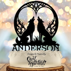 Könnte beinhalten: Schwarze Silhouette von zwei Wölfen, die zum Mond heulen, mit einem Baumdesign. Die Wölfe stehen sich gegenüber und der Mond hat die Form eines Herzens. Die Worte "ANDERSON" stehen unter den Wölfen. Der Tortendekor ist entworfen und kreiert von "Owl Top That!" Personalisierte Tortendekore.
